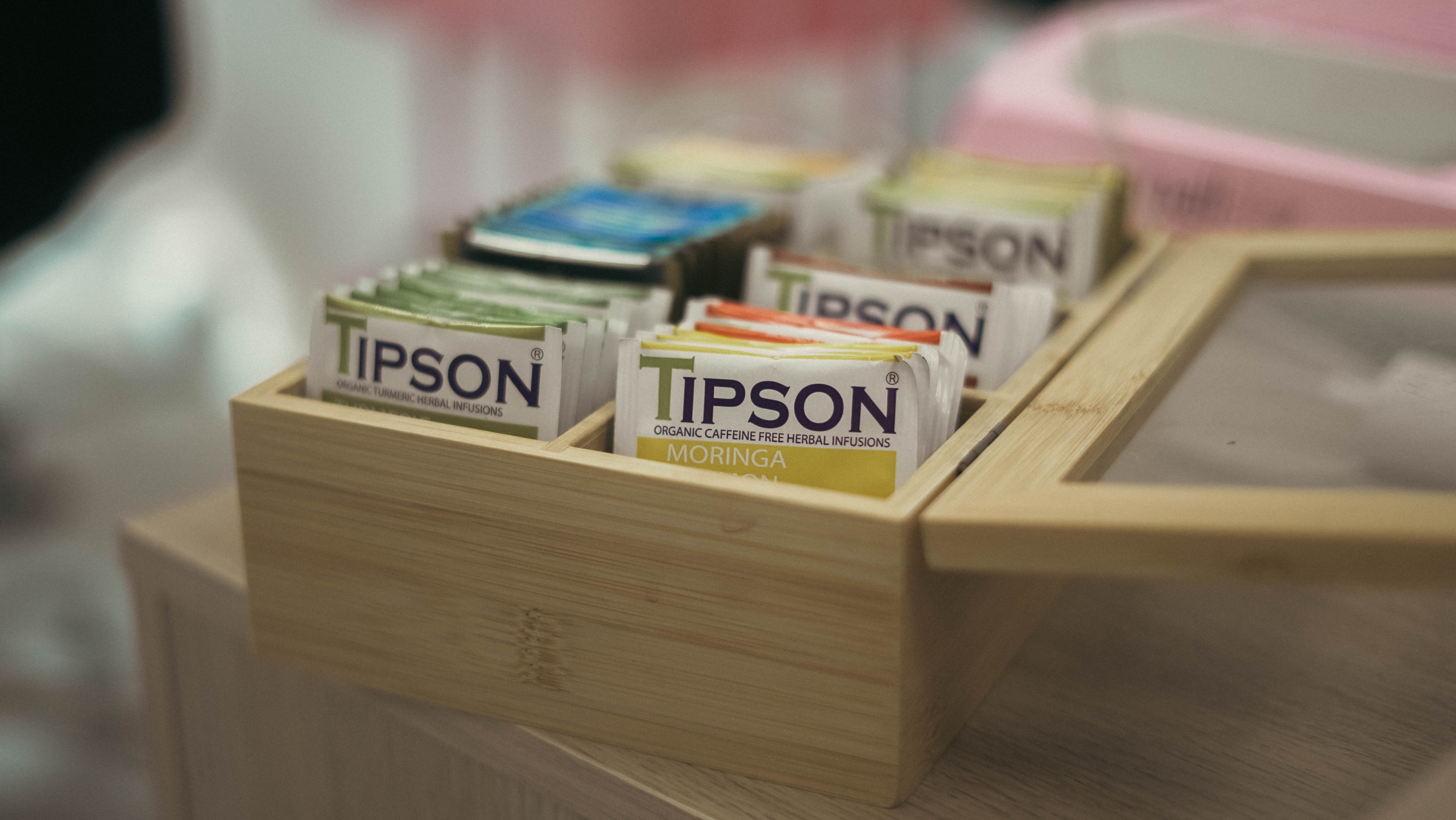 Sala de espera con sillones rosados